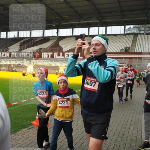 07.12.2025 - St. Pauli X-Mass-Run No. 15 Fabian Wolf http://msf.ph/oto/9423868 07.12.2025 12:03:38 Ziel 255, 258, 263, 723, 3081, 3082, 3807, 3994, 3996, 3997, 4006, 4022, 4221, 4224, 4241, 4247, 4726, 4731, 4742, 4746, 5007 meine-sportfotos.de