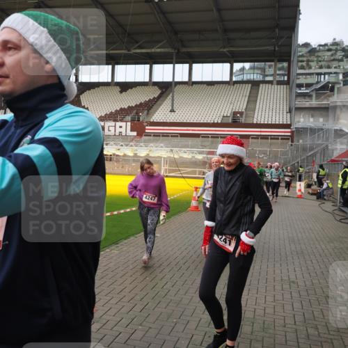 07.12.2025 - St. Pauli X-Mass-Run No. 15 Fabian Wolf http://msf.ph/oto/9423869 07.12.2025 12:03:39 Ziel 255, 258, 263, 723, 3081, 3082, 3316, 3317, 3807, 3994, 3996, 3997, 4006, 4022, 4221, 4224, 4241, 4247, 4726, 4731, 4742, 4746, 5007 meine-sportfotos.de