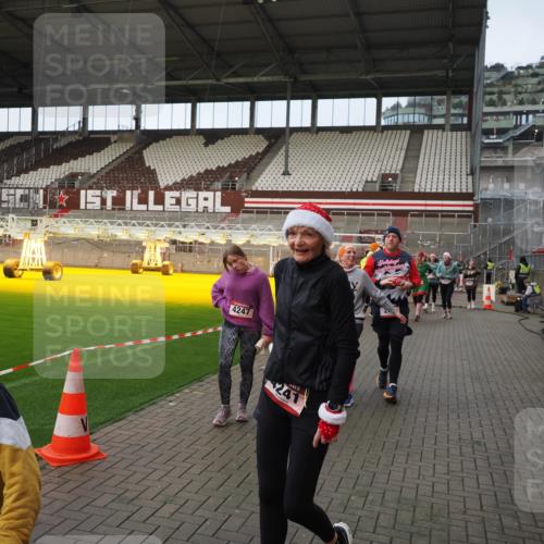 07.12.2025 - St. Pauli X-Mass-Run No. 15 Fabian Wolf http://msf.ph/oto/9423870 07.12.2025 12:03:39 Ziel 255, 258, 263, 723, 3081, 3082, 3316, 3317, 3807, 3994, 3996, 3997, 4006, 4022, 4221, 4224, 4241, 4247, 4726, 4731, 4742, 4746, 5007 meine-sportfotos.de