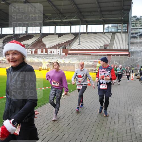 07.12.2025 - St. Pauli X-Mass-Run No. 15 Fabian Wolf http://msf.ph/oto/9423872 07.12.2025 12:03:40 Ziel 255, 258, 263, 723, 3081, 3082, 3316, 3317, 3807, 3994, 3996, 3997, 4006, 4022, 4221, 4224, 4241, 4247, 4726, 4731, 4742, 4746 meine-sportfotos.de