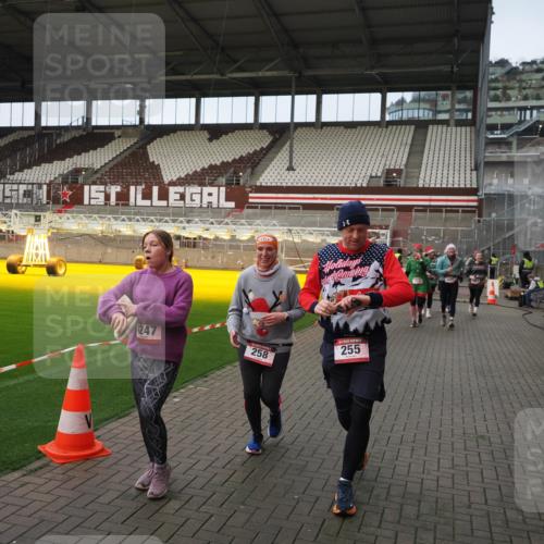 07.12.2025 - St. Pauli X-Mass-Run No. 15 Fabian Wolf http://msf.ph/oto/9423873 07.12.2025 12:03:41 Ziel 255, 258, 263, 723, 3081, 3082, 3316, 3317, 3807, 3994, 3996, 3997, 4006, 4011, 4021, 4022, 4221, 4224, 4241, 4247, 4726, 4731, 4742, 4746 meine-sportfotos.de