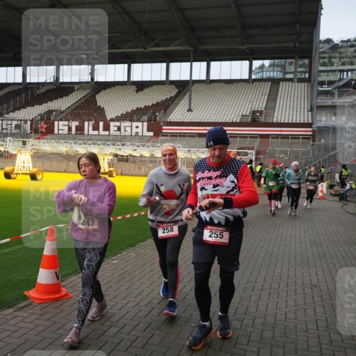 07.12.2025 - St. Pauli X-Mass-Run No. 15 Fabian Wolf http://msf.ph/oto/9423874 07.12.2025 12:03:41 Ziel 255, 258, 263, 723, 3081, 3082, 3316, 3317, 3807, 3994, 3996, 3997, 4006, 4011, 4021, 4022, 4221, 4224, 4241, 4247, 4726, 4731, 4742, 4746 meine-sportfotos.de
