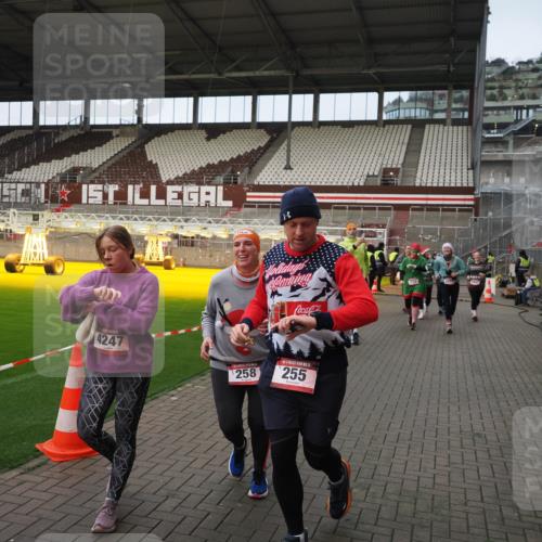 07.12.2025 - St. Pauli X-Mass-Run No. 15 Fabian Wolf http://msf.ph/oto/9423875 07.12.2025 12:03:41 Ziel 255, 258, 263, 723, 3081, 3082, 3316, 3317, 3807, 3994, 3996, 3997, 4006, 4011, 4021, 4022, 4221, 4224, 4241, 4247, 4726, 4731, 4742, 4746 meine-sportfotos.de