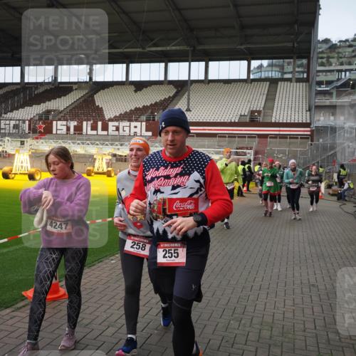 07.12.2025 - St. Pauli X-Mass-Run No. 15 Fabian Wolf http://msf.ph/oto/9423876 07.12.2025 12:03:41 Ziel 255, 258, 263, 723, 3081, 3082, 3316, 3317, 3807, 3994, 3996, 3997, 4006, 4011, 4021, 4022, 4221, 4224, 4241, 4247, 4726, 4731, 4742, 4746 meine-sportfotos.de