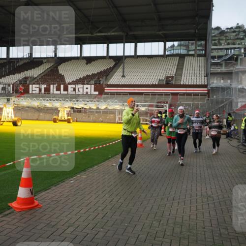 07.12.2025 - St. Pauli X-Mass-Run No. 15 Fabian Wolf http://msf.ph/oto/9423877 07.12.2025 12:03:43 Ziel 255, 258, 263, 723, 3081, 3082, 3316, 3317, 3807, 3994, 3996, 3997, 4006, 4011, 4021, 4022, 4221, 4224, 4247, 4726, 4731, 4742, 4746 meine-sportfotos.de
