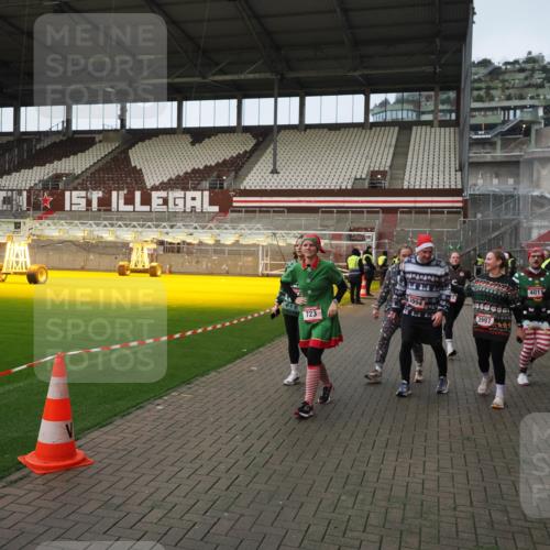 07.12.2025 - St. Pauli X-Mass-Run No. 15 Fabian Wolf http://msf.ph/oto/9423885 07.12.2025 12:03:46 Ziel 255, 258, 263, 723, 3081, 3082, 3316, 3317, 3994, 3996, 3997, 4011, 4021, 4221, 4224, 4247, 4742, 4746 meine-sportfotos.de