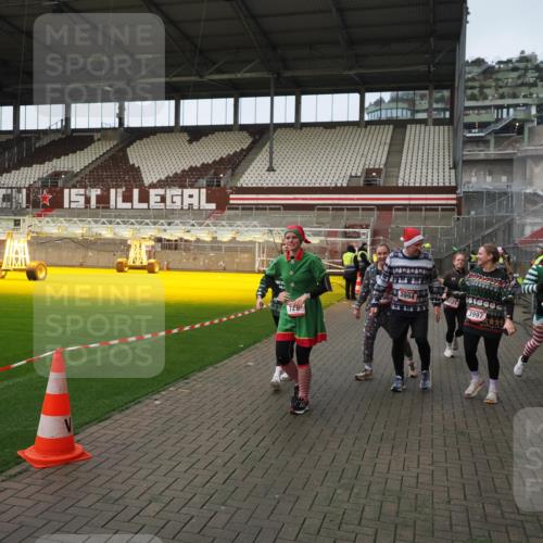 07.12.2025 - St. Pauli X-Mass-Run No. 15 Fabian Wolf http://msf.ph/oto/9423886 07.12.2025 12:03:47 Ziel 255, 258, 263, 723, 3081, 3082, 3316, 3317, 3994, 3996, 3997, 4011, 4021, 4221, 4224, 4742, 4746 meine-sportfotos.de