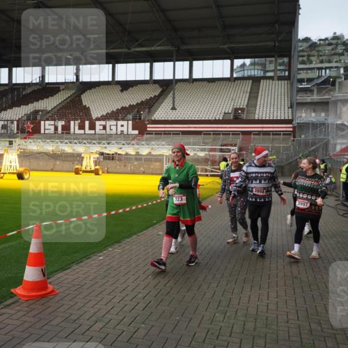 07.12.2025 - St. Pauli X-Mass-Run No. 15 Fabian Wolf http://msf.ph/oto/9423887 07.12.2025 12:03:47 Ziel 255, 258, 263, 723, 3081, 3082, 3316, 3317, 3994, 3996, 3997, 4011, 4021, 4221, 4224, 4742, 4746 meine-sportfotos.de