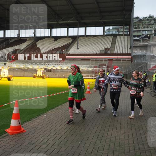 07.12.2025 - St. Pauli X-Mass-Run No. 15 Fabian Wolf http://msf.ph/oto/9423888 07.12.2025 12:03:47 Ziel 255, 258, 263, 723, 3081, 3082, 3316, 3317, 3994, 3996, 3997, 4011, 4021, 4221, 4224, 4742, 4746 meine-sportfotos.de