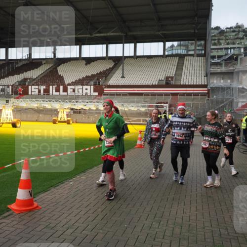 07.12.2025 - St. Pauli X-Mass-Run No. 15 Fabian Wolf http://msf.ph/oto/9423889 07.12.2025 12:03:47 Ziel 255, 258, 263, 723, 3081, 3082, 3316, 3317, 3994, 3996, 3997, 4011, 4021, 4221, 4224, 4742, 4746 meine-sportfotos.de