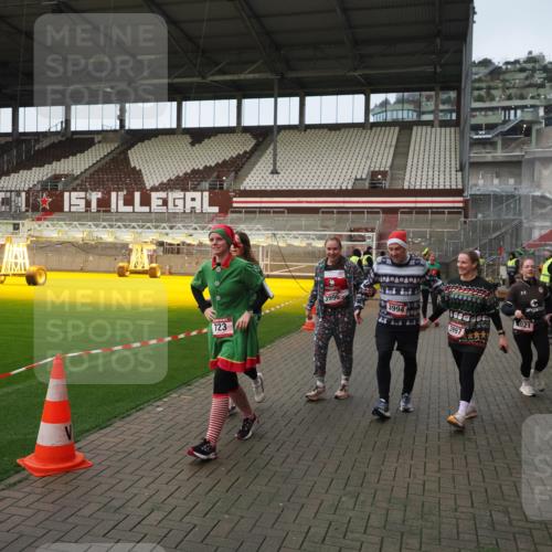 07.12.2025 - St. Pauli X-Mass-Run No. 15 Fabian Wolf http://msf.ph/oto/9423890 07.12.2025 12:03:47 Ziel 255, 258, 263, 723, 3081, 3082, 3316, 3317, 3994, 3996, 3997, 4011, 4021, 4221, 4224, 4742, 4746 meine-sportfotos.de