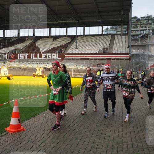 07.12.2025 - St. Pauli X-Mass-Run No. 15 Fabian Wolf http://msf.ph/oto/9423891 07.12.2025 12:03:48 Ziel 255, 258, 263, 723, 3081, 3082, 3316, 3317, 3994, 3996, 3997, 4011, 4021, 4221, 4224, 4742, 4746 meine-sportfotos.de