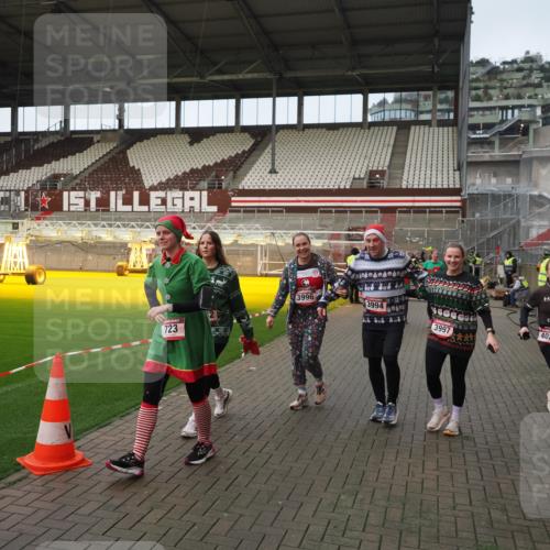 07.12.2025 - St. Pauli X-Mass-Run No. 15 Fabian Wolf http://msf.ph/oto/9423892 07.12.2025 12:03:48 Ziel 255, 258, 263, 723, 3081, 3082, 3316, 3317, 3994, 3996, 3997, 4011, 4021, 4221, 4224, 4742, 4746 meine-sportfotos.de