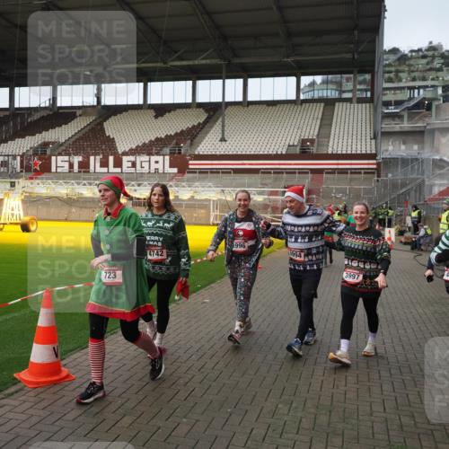 07.12.2025 - St. Pauli X-Mass-Run No. 15 Fabian Wolf http://msf.ph/oto/9423893 07.12.2025 12:03:48 Ziel 255, 258, 263, 723, 3081, 3082, 3316, 3317, 3994, 3996, 3997, 4011, 4021, 4221, 4224, 4742, 4746 meine-sportfotos.de