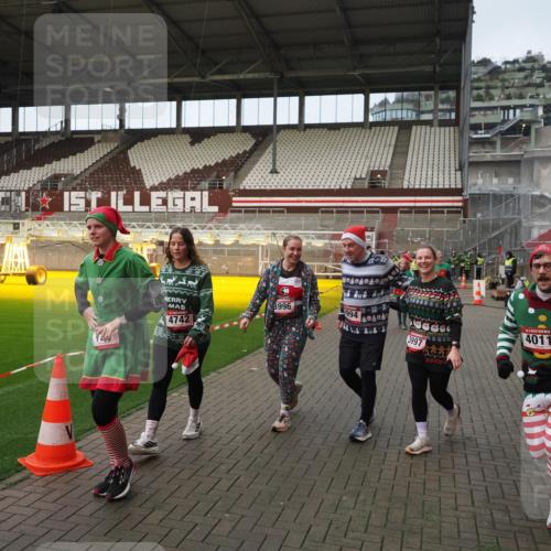 07.12.2025 - St. Pauli X-Mass-Run No. 15 Fabian Wolf http://msf.ph/oto/9423894 07.12.2025 12:03:48 Ziel 255, 258, 263, 723, 3081, 3082, 3316, 3317, 3994, 3996, 3997, 4011, 4021, 4221, 4224, 4742, 4746 meine-sportfotos.de