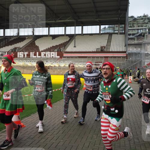 07.12.2025 - St. Pauli X-Mass-Run No. 15 Fabian Wolf http://msf.ph/oto/9423896 07.12.2025 12:03:49 Ziel 255, 258, 263, 723, 3081, 3082, 3316, 3317, 3994, 3996, 3997, 4011, 4021, 4221, 4224, 4742 meine-sportfotos.de