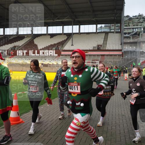 07.12.2025 - St. Pauli X-Mass-Run No. 15 Fabian Wolf http://msf.ph/oto/9423897 07.12.2025 12:03:49 Ziel 255, 258, 263, 723, 3081, 3082, 3316, 3317, 3994, 3996, 3997, 4011, 4021, 4221, 4224, 4742 meine-sportfotos.de