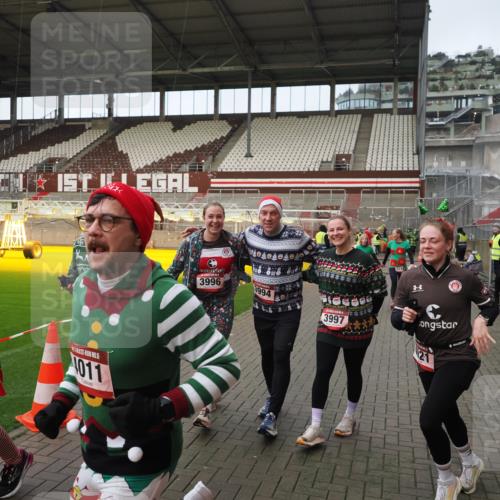 07.12.2025 - St. Pauli X-Mass-Run No. 15 Fabian Wolf http://msf.ph/oto/9423898 07.12.2025 12:03:49 Ziel 255, 258, 263, 723, 3081, 3082, 3316, 3317, 3994, 3996, 3997, 4011, 4021, 4221, 4224, 4742 meine-sportfotos.de