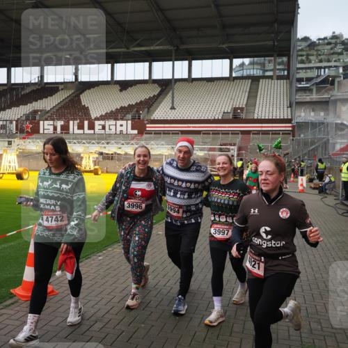 07.12.2025 - St. Pauli X-Mass-Run No. 15 Fabian Wolf http://msf.ph/oto/9423899 07.12.2025 12:03:49 Ziel 255, 258, 263, 723, 3081, 3082, 3316, 3317, 3994, 3996, 3997, 4011, 4021, 4221, 4224, 4742 meine-sportfotos.de
