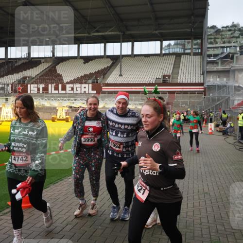 07.12.2025 - St. Pauli X-Mass-Run No. 15 Fabian Wolf http://msf.ph/oto/9423900 07.12.2025 12:03:49 Ziel 255, 258, 263, 723, 3081, 3082, 3316, 3317, 3994, 3996, 3997, 4011, 4021, 4221, 4224, 4742 meine-sportfotos.de