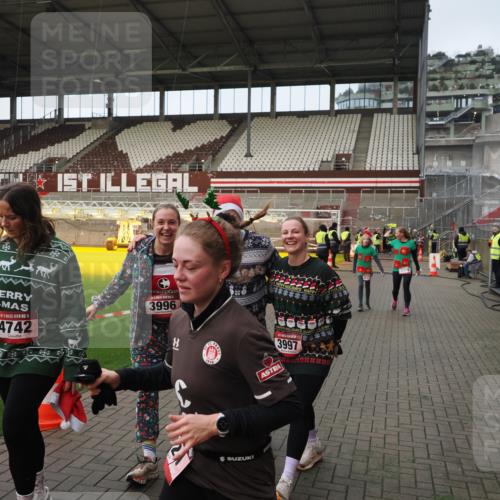 07.12.2025 - St. Pauli X-Mass-Run No. 15 Fabian Wolf http://msf.ph/oto/9423901 07.12.2025 12:03:50 Ziel 255, 258, 263, 723, 3081, 3082, 3316, 3317, 3994, 3996, 3997, 4011, 4021, 4221, 4224, 4742 meine-sportfotos.de