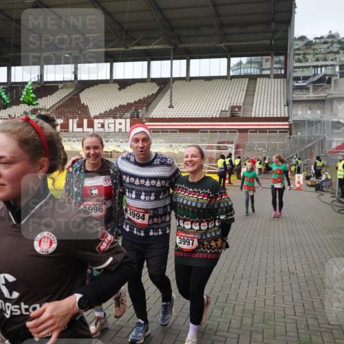 07.12.2025 - St. Pauli X-Mass-Run No. 15 Fabian Wolf http://msf.ph/oto/9423902 07.12.2025 12:03:50 Ziel 255, 258, 263, 723, 3081, 3082, 3316, 3317, 3994, 3996, 3997, 4011, 4021, 4221, 4224, 4742 meine-sportfotos.de