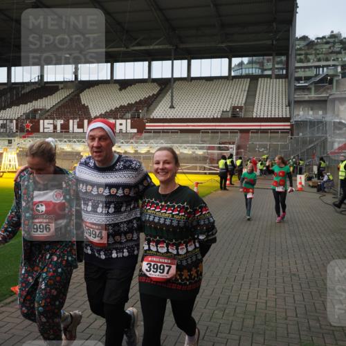 07.12.2025 - St. Pauli X-Mass-Run No. 15 Fabian Wolf http://msf.ph/oto/9423904 07.12.2025 12:03:50 Ziel 255, 258, 263, 723, 3081, 3082, 3316, 3317, 3994, 3996, 3997, 4011, 4021, 4221, 4224, 4742 meine-sportfotos.de