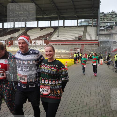 07.12.2025 - St. Pauli X-Mass-Run No. 15 Fabian Wolf http://msf.ph/oto/9423905 07.12.2025 12:03:50 Ziel 255, 258, 263, 723, 3081, 3082, 3316, 3317, 3994, 3996, 3997, 4011, 4021, 4221, 4224, 4742 meine-sportfotos.de