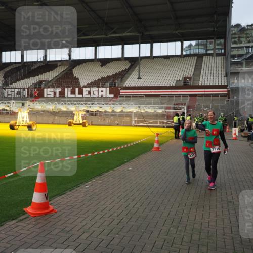 07.12.2025 - St. Pauli X-Mass-Run No. 15 Fabian Wolf http://msf.ph/oto/9423917 07.12.2025 12:03:53 Ziel 723, 3081, 3082, 3316, 3317, 3994, 3996, 3997, 4011, 4021, 4049, 4131, 4742 meine-sportfotos.de
