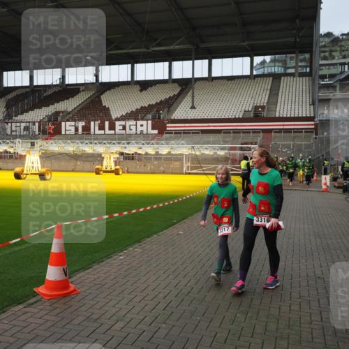 07.12.2025 - St. Pauli X-Mass-Run No. 15 Fabian Wolf http://msf.ph/oto/9423920 07.12.2025 12:03:54 Ziel 723, 3081, 3082, 3316, 3317, 3994, 3996, 3997, 4011, 4021, 4047, 4049, 4131, 4365, 4367, 4742 meine-sportfotos.de