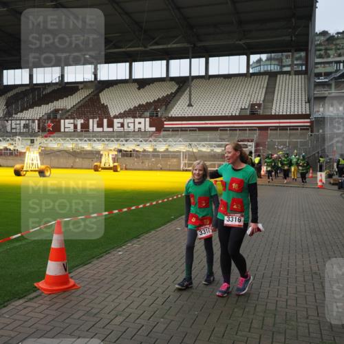 07.12.2025 - St. Pauli X-Mass-Run No. 15 Fabian Wolf http://msf.ph/oto/9423922 07.12.2025 12:03:54 Ziel 723, 3081, 3082, 3316, 3317, 3994, 3996, 3997, 4011, 4021, 4047, 4049, 4131, 4365, 4367, 4742 meine-sportfotos.de