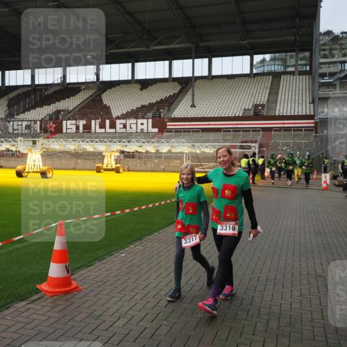 07.12.2025 - St. Pauli X-Mass-Run No. 15 Fabian Wolf http://msf.ph/oto/9423923 07.12.2025 12:03:55 Ziel 723, 1236, 1357, 3081, 3082, 3316, 3317, 3753, 3851, 3994, 3996, 3997, 4011, 4021, 4047, 4049, 4131, 4365, 4367, 4742 meine-sportfotos.de