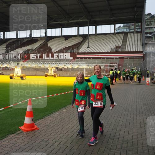 07.12.2025 - St. Pauli X-Mass-Run No. 15 Fabian Wolf http://msf.ph/oto/9423924 07.12.2025 12:03:55 Ziel 723, 1236, 1357, 3081, 3082, 3316, 3317, 3753, 3851, 3994, 3996, 3997, 4011, 4021, 4047, 4049, 4131, 4365, 4367, 4742 meine-sportfotos.de