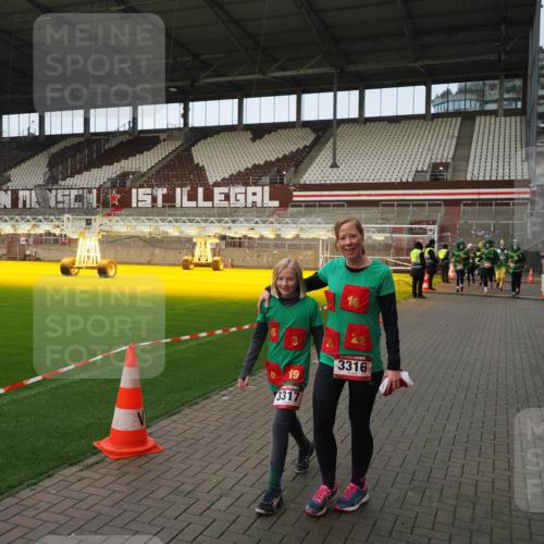 07.12.2025 - St. Pauli X-Mass-Run No. 15 Fabian Wolf http://msf.ph/oto/9423925 07.12.2025 12:03:55 Ziel 723, 1236, 1357, 3081, 3082, 3316, 3317, 3753, 3851, 3994, 3996, 3997, 4011, 4021, 4047, 4049, 4131, 4365, 4367, 4742 meine-sportfotos.de