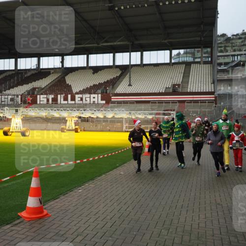 07.12.2025 - St. Pauli X-Mass-Run No. 15 Fabian Wolf http://msf.ph/oto/9423932 07.12.2025 12:04:03 Ziel 778, 795, 923, 1236, 1357, 3753, 3851, 4047, 4049, 4131, 4365, 4367 meine-sportfotos.de