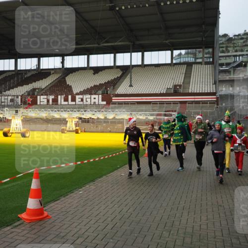 07.12.2025 - St. Pauli X-Mass-Run No. 15 Fabian Wolf http://msf.ph/oto/9423933 07.12.2025 12:04:03 Ziel 778, 795, 923, 1236, 1357, 3753, 3851, 4047, 4049, 4131, 4365, 4367 meine-sportfotos.de