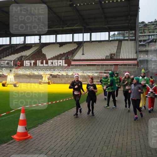 07.12.2025 - St. Pauli X-Mass-Run No. 15 Fabian Wolf http://msf.ph/oto/9423935 07.12.2025 12:04:03 Ziel 778, 795, 923, 1236, 1357, 3753, 3851, 4047, 4049, 4131, 4365, 4367 meine-sportfotos.de