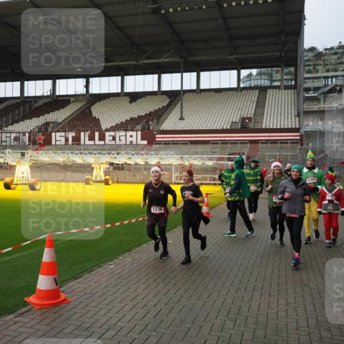 07.12.2025 - St. Pauli X-Mass-Run No. 15 Fabian Wolf http://msf.ph/oto/9423936 07.12.2025 12:04:03 Ziel 778, 795, 923, 1236, 1357, 3753, 3851, 4047, 4049, 4131, 4365, 4367 meine-sportfotos.de