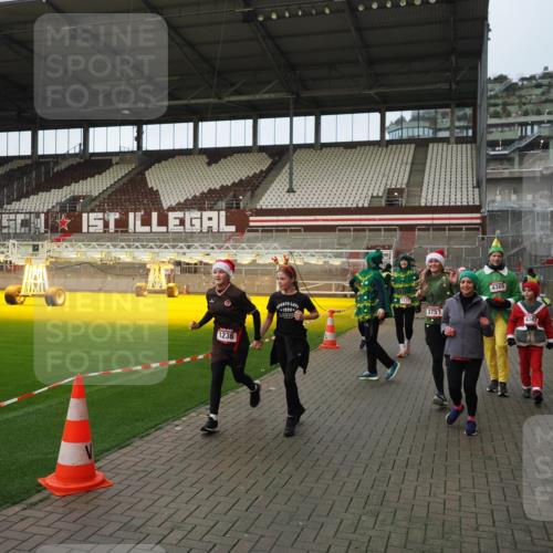 07.12.2025 - St. Pauli X-Mass-Run No. 15 Fabian Wolf http://msf.ph/oto/9423937 07.12.2025 12:04:04 Ziel 778, 795, 923, 1236, 1357, 3121, 3753, 3851, 4047, 4049, 4131, 4365, 4367 meine-sportfotos.de