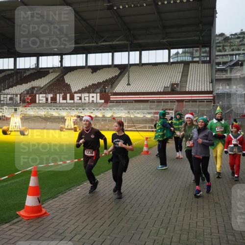 07.12.2025 - St. Pauli X-Mass-Run No. 15 Fabian Wolf http://msf.ph/oto/9423938 07.12.2025 12:04:04 Ziel 778, 795, 923, 1236, 1357, 3121, 3753, 3851, 4047, 4049, 4131, 4365, 4367 meine-sportfotos.de