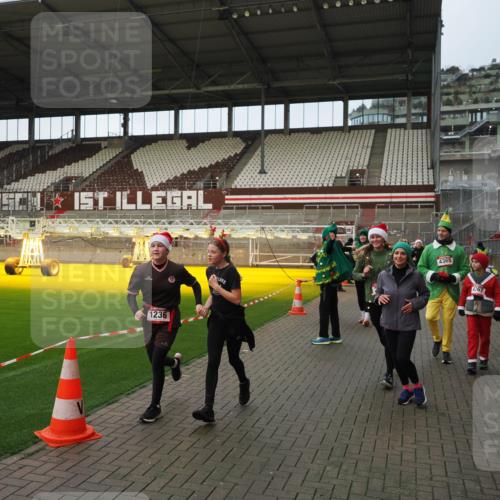 07.12.2025 - St. Pauli X-Mass-Run No. 15 Fabian Wolf http://msf.ph/oto/9423939 07.12.2025 12:04:04 Ziel 778, 795, 923, 1236, 1357, 3121, 3753, 3851, 4047, 4049, 4131, 4365, 4367 meine-sportfotos.de