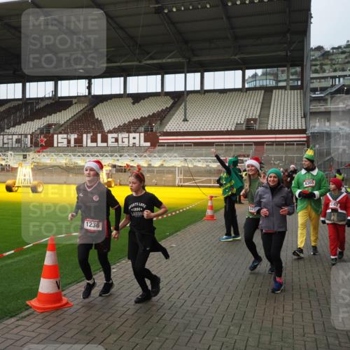 07.12.2025 - St. Pauli X-Mass-Run No. 15 Fabian Wolf http://msf.ph/oto/9423940 07.12.2025 12:04:04 Ziel 778, 795, 923, 1236, 1357, 3121, 3753, 3851, 4047, 4049, 4131, 4365, 4367 meine-sportfotos.de