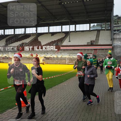07.12.2025 - St. Pauli X-Mass-Run No. 15 Fabian Wolf http://msf.ph/oto/9423942 07.12.2025 12:04:05 Ziel 778, 795, 923, 1236, 1357, 2091, 3121, 3753, 3851, 3983, 3985, 4047, 4049, 4131, 4365, 4367 meine-sportfotos.de