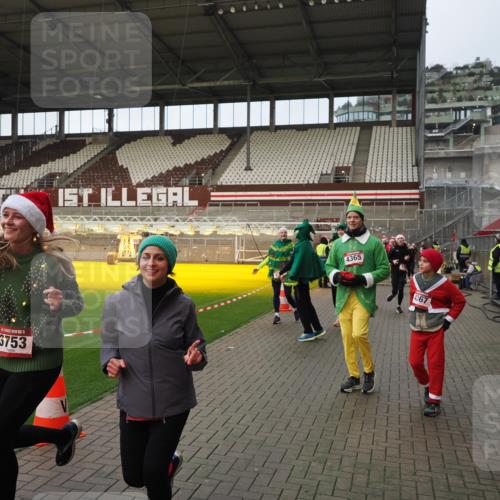 07.12.2025 - St. Pauli X-Mass-Run No. 15 Fabian Wolf http://msf.ph/oto/9423945 07.12.2025 12:04:06 Ziel 778, 795, 923, 1236, 1357, 2091, 2398, 3121, 3705, 3753, 3851, 3983, 3985, 4047, 4049, 4131, 4365, 4367 meine-sportfotos.de