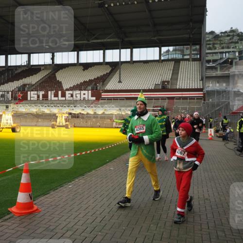 07.12.2025 - St. Pauli X-Mass-Run No. 15 Fabian Wolf http://msf.ph/oto/9423946 07.12.2025 12:04:06 Ziel 778, 795, 923, 1236, 1357, 2091, 2398, 3121, 3705, 3753, 3851, 3983, 3985, 4047, 4049, 4131, 4365, 4367 meine-sportfotos.de