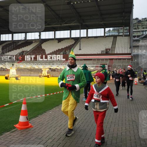 07.12.2025 - St. Pauli X-Mass-Run No. 15 Fabian Wolf http://msf.ph/oto/9423948 07.12.2025 12:04:07 Ziel 778, 795, 923, 1228, 1231, 1236, 1357, 2091, 2398, 3121, 3705, 3753, 3851, 3983, 3985, 4047, 4049, 4131, 4305, 4365, 4367 meine-sportfotos.de