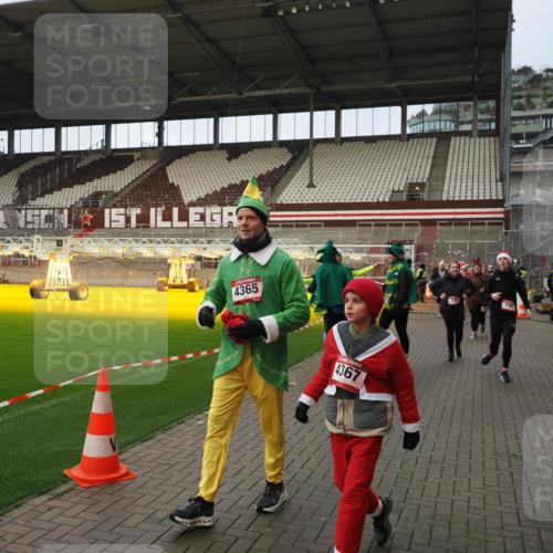 07.12.2025 - St. Pauli X-Mass-Run No. 15 Fabian Wolf http://msf.ph/oto/9423949 07.12.2025 12:04:07 Ziel 778, 795, 923, 1228, 1231, 1236, 1357, 2091, 2398, 3121, 3705, 3753, 3851, 3983, 3985, 4047, 4049, 4131, 4305, 4365, 4367 meine-sportfotos.de
