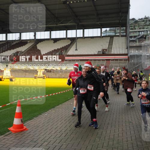 07.12.2025 - St. Pauli X-Mass-Run No. 15 Fabian Wolf http://msf.ph/oto/9423950 07.12.2025 12:04:11 Ziel 778, 795, 923, 1228, 1231, 1236, 1357, 1504, 2091, 2398, 3121, 3705, 3753, 3851, 3983, 3985, 4008, 4047, 4049, 4131, 4302, 4305, 4311, 4365, 4367, 4728 meine-sportfotos.de