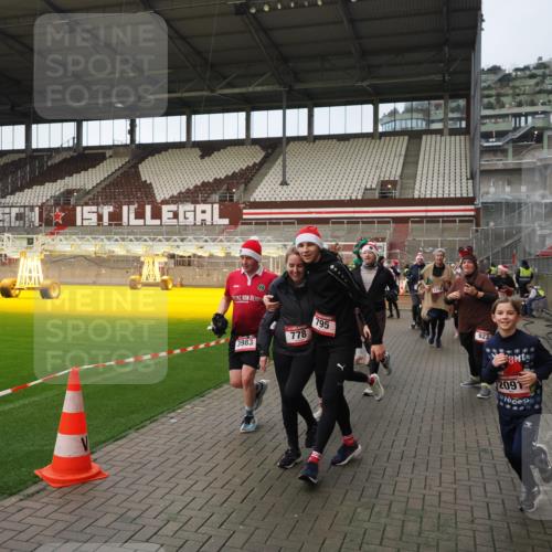 07.12.2025 - St. Pauli X-Mass-Run No. 15 Fabian Wolf http://msf.ph/oto/9423951 07.12.2025 12:04:12 Ziel 778, 795, 923, 1228, 1231, 1236, 1357, 1504, 2091, 2398, 3121, 3705, 3753, 3851, 3983, 3985, 4008, 4047, 4049, 4131, 4302, 4305, 4311, 4365, 4367, 4374, 4386, 4728 meine-sportfotos.de