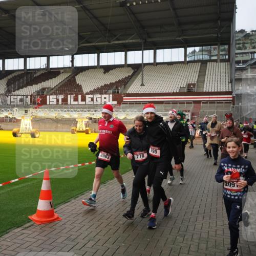 07.12.2025 - St. Pauli X-Mass-Run No. 15 Fabian Wolf http://msf.ph/oto/9423952 07.12.2025 12:04:12 Ziel 778, 795, 923, 1228, 1231, 1236, 1357, 1504, 2091, 2398, 3121, 3705, 3753, 3851, 3983, 3985, 4008, 4047, 4049, 4131, 4302, 4305, 4311, 4365, 4367, 4374, 4386, 4728 meine-sportfotos.de